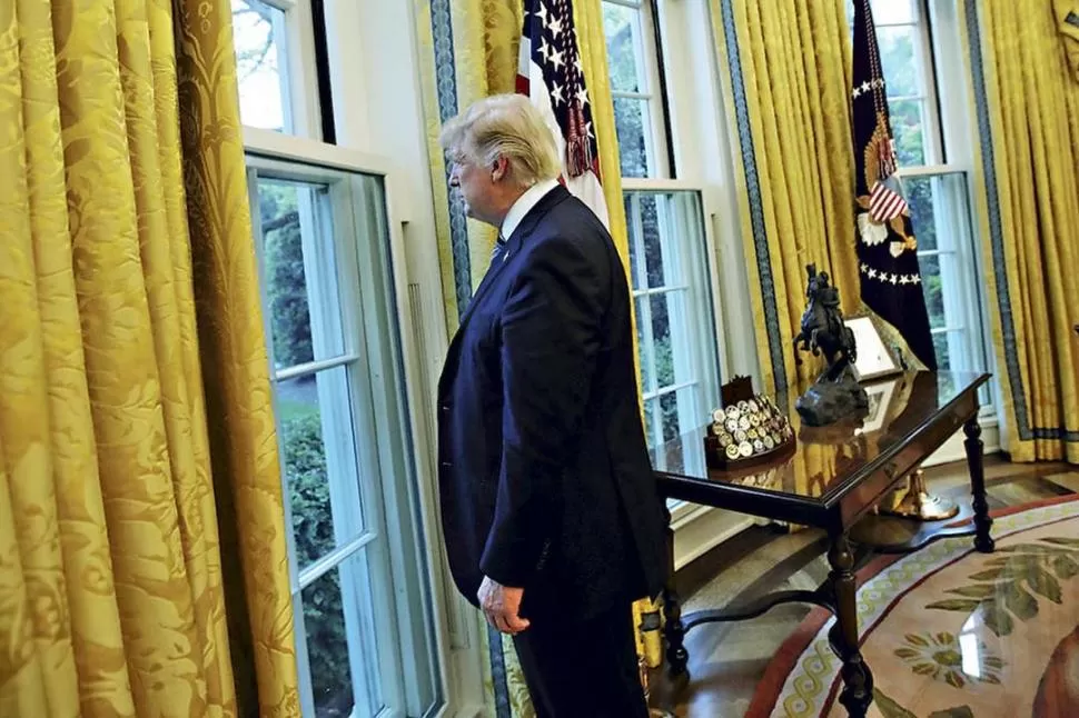 UNA IMPULSIVIDAD QUE PREOCUPA. Un asesor llegó a llevarse un documento del escritorio de Trump para evitar que lo firmara. Él ni se enteró. 