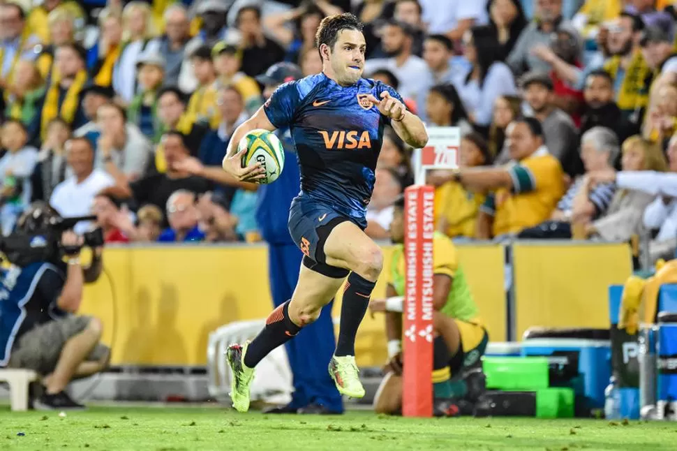 A TODA MARCHA. Nicolás Sánchez, elegido como el mejor jugador en el duelo con los Wallabies, encara al ingoal aussie. villarpress
