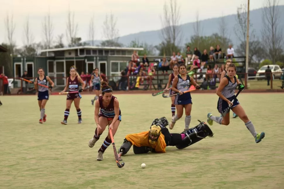 LA ANTESALA DEL GOL. Rocchia elude a la arquera Belmonte y su remate derivará en un penal que convirtió Machín (4-0). la gaceta / foto de Inés Quinteros Orio