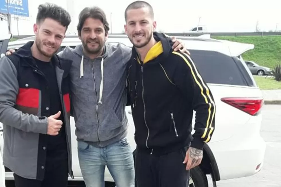 SOLIDARIOS. Nández y Benedetto posaron con el delantero del club afectado.