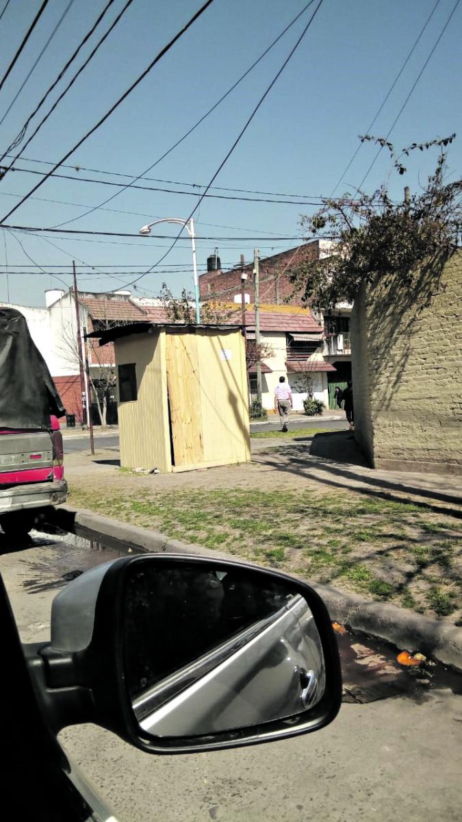 Un árbol cayó sobre dos motos y una camioneta en Las Termas