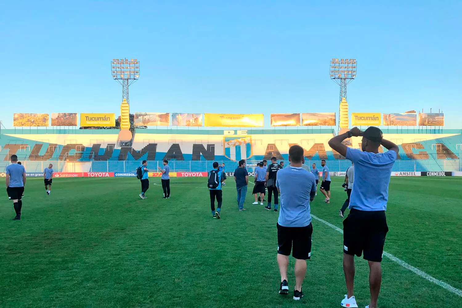 RECONOCIMIENTO DEL CAMPO. Los jugadores de Gremio en el estadio José Fierro.