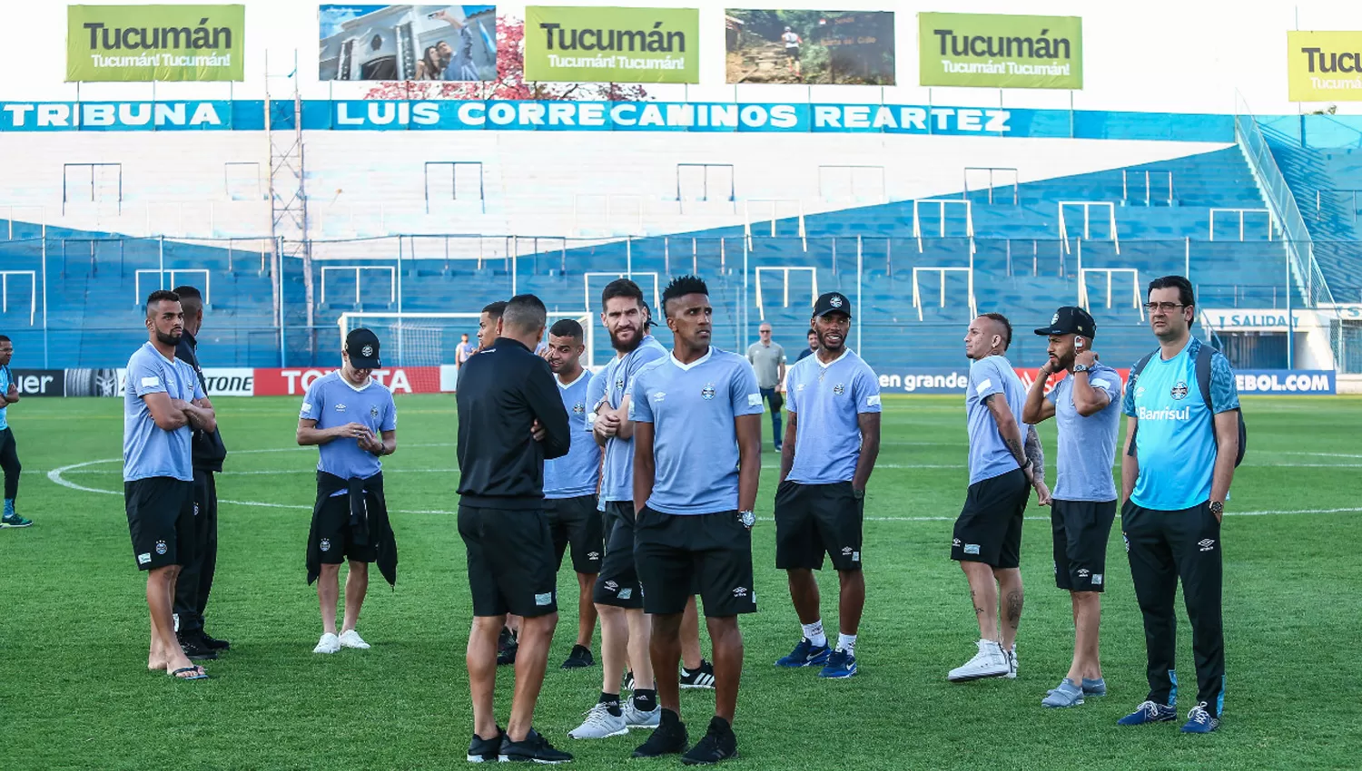 El plantel de Gremio recorrió el campo del juego del Monumental.