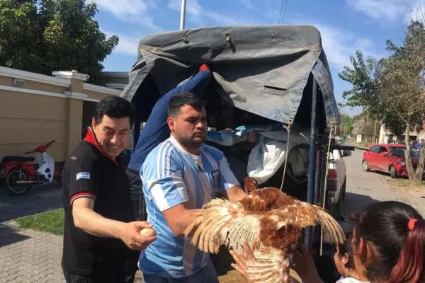 Un legislador repartió gallinas ponedoras entre los vecinos