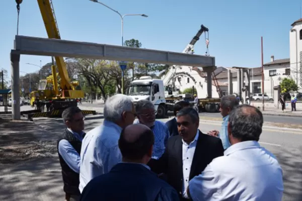 El puente peatonal que cruza la avenida Benjamín Aráoz al 800 será inaugurado en octubre