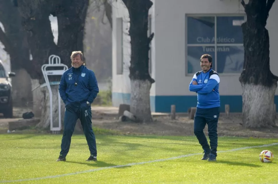 FELICIDAD. Ricardo Zielinski ríe durante el entrenamiento junto a Diego Erroz, coordinador de inferiores y manager del club. Atlético disfruta el momento. la gaceta / foto de franco vera