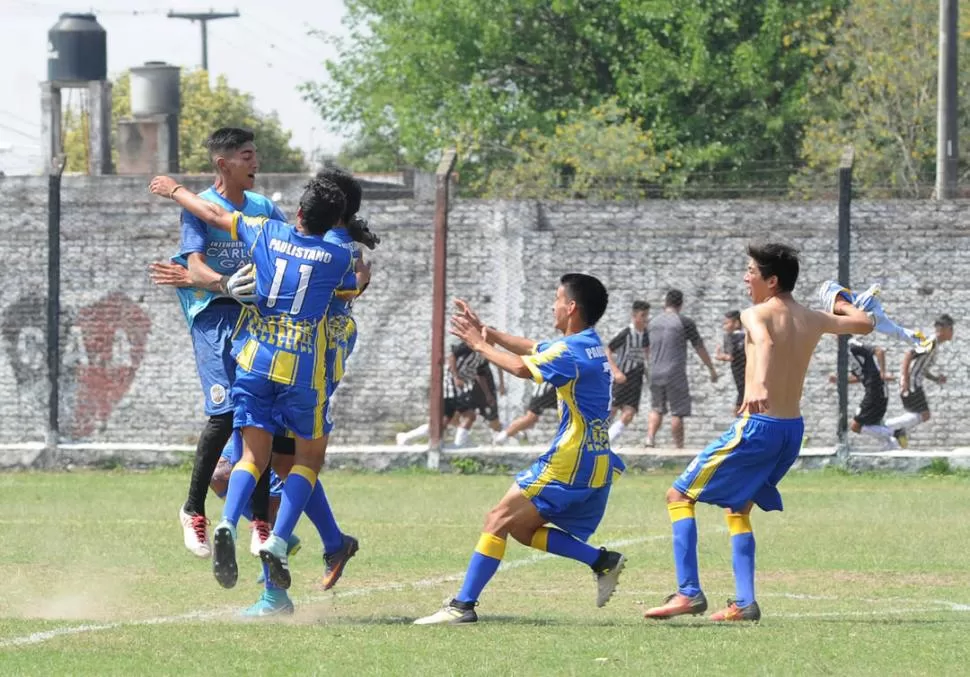 HÉROE. Ángel Juárez, arquero de San Pablo, atajó dos penales. la gaceta / foto de héctor peralta