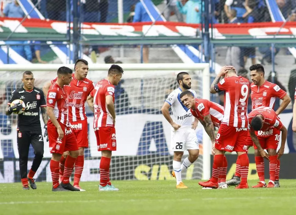 SIN RESPUESTAS. Los jugadores de San Martín muestran su desazón por la segunda derrota en la Superliga. “Nos faltó el juego que tuvimos contra Boca”, dijo Giménez.  foto de maría SILVIA GRANARA - ESPECIAL PARA LA GACETA 