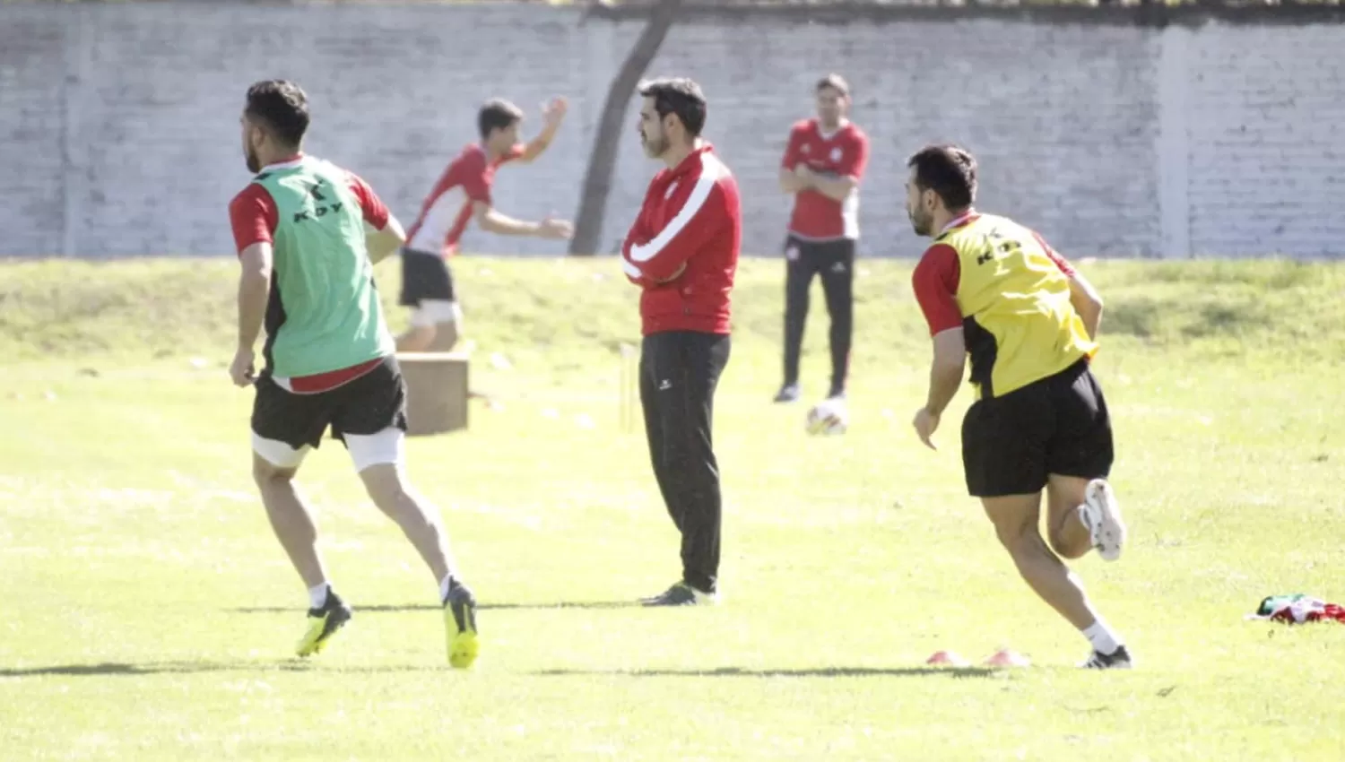 AL MANDO. Ariel Martos asumió temporalmente la conducción del primer equipo Santo.