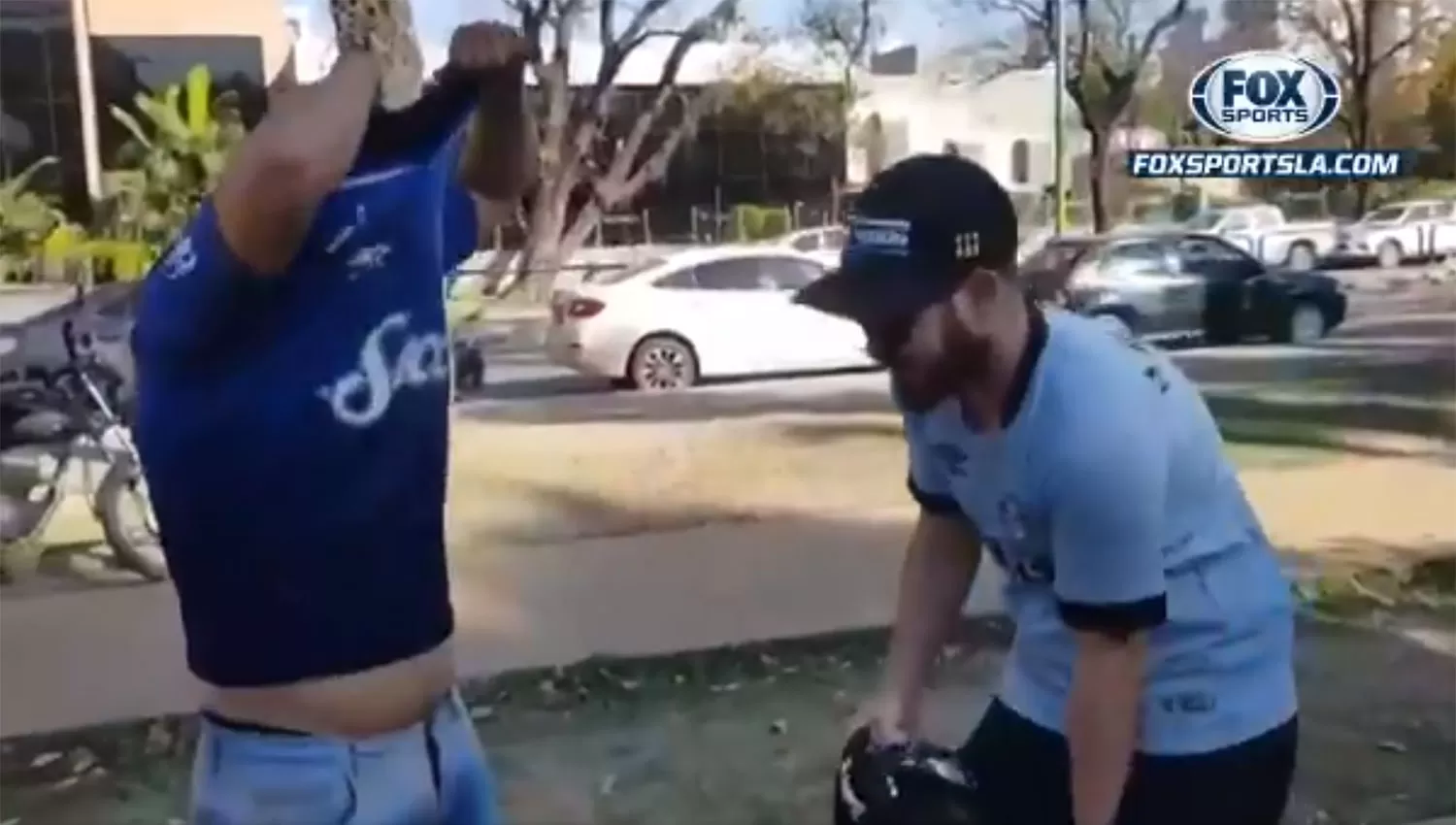 El intercambio de camiseta entre los hinchas de Atlético y de Gremio.