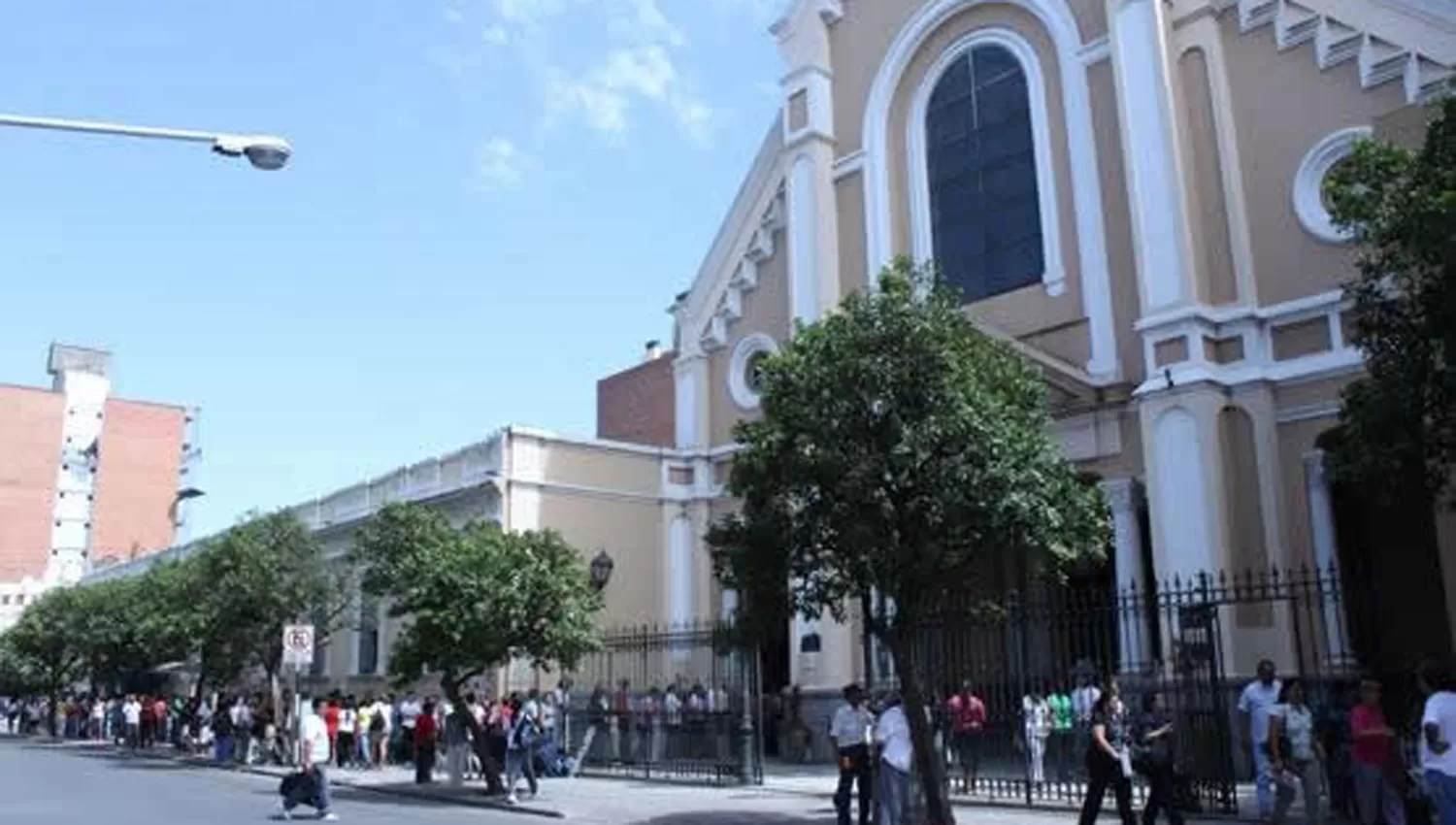 Le arrebataron la mochila en la puerta de la Iglesia