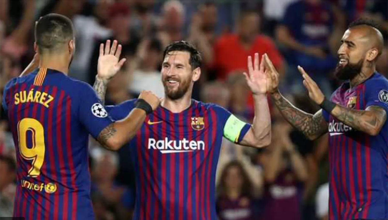 Luis Suárez, Lionel Messi y Arturo Vidal, durante un festejo.