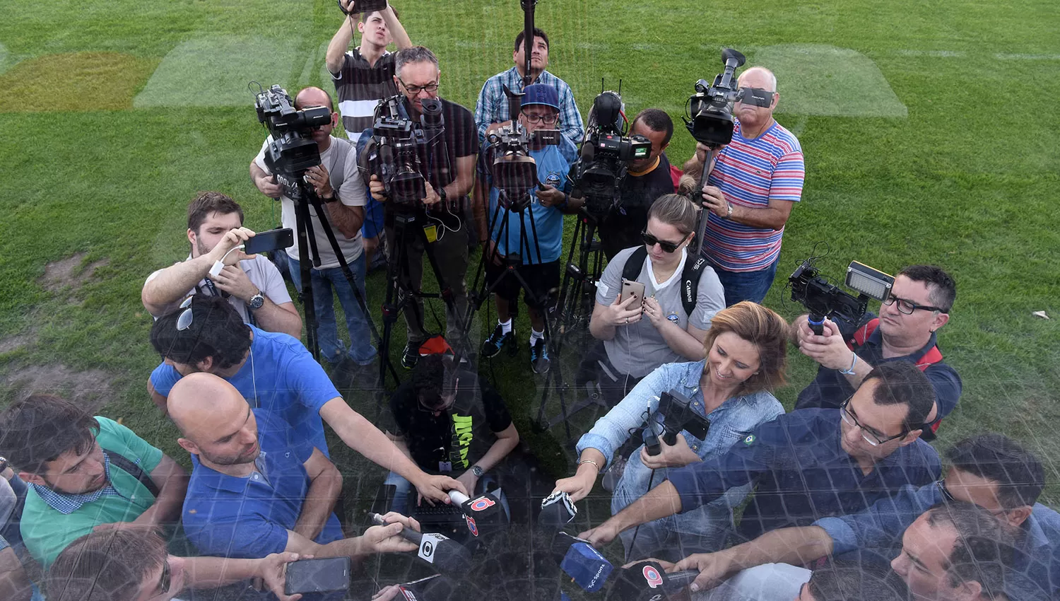 Los medios brasileños llegaron para cubrir los detalles del primer partido.