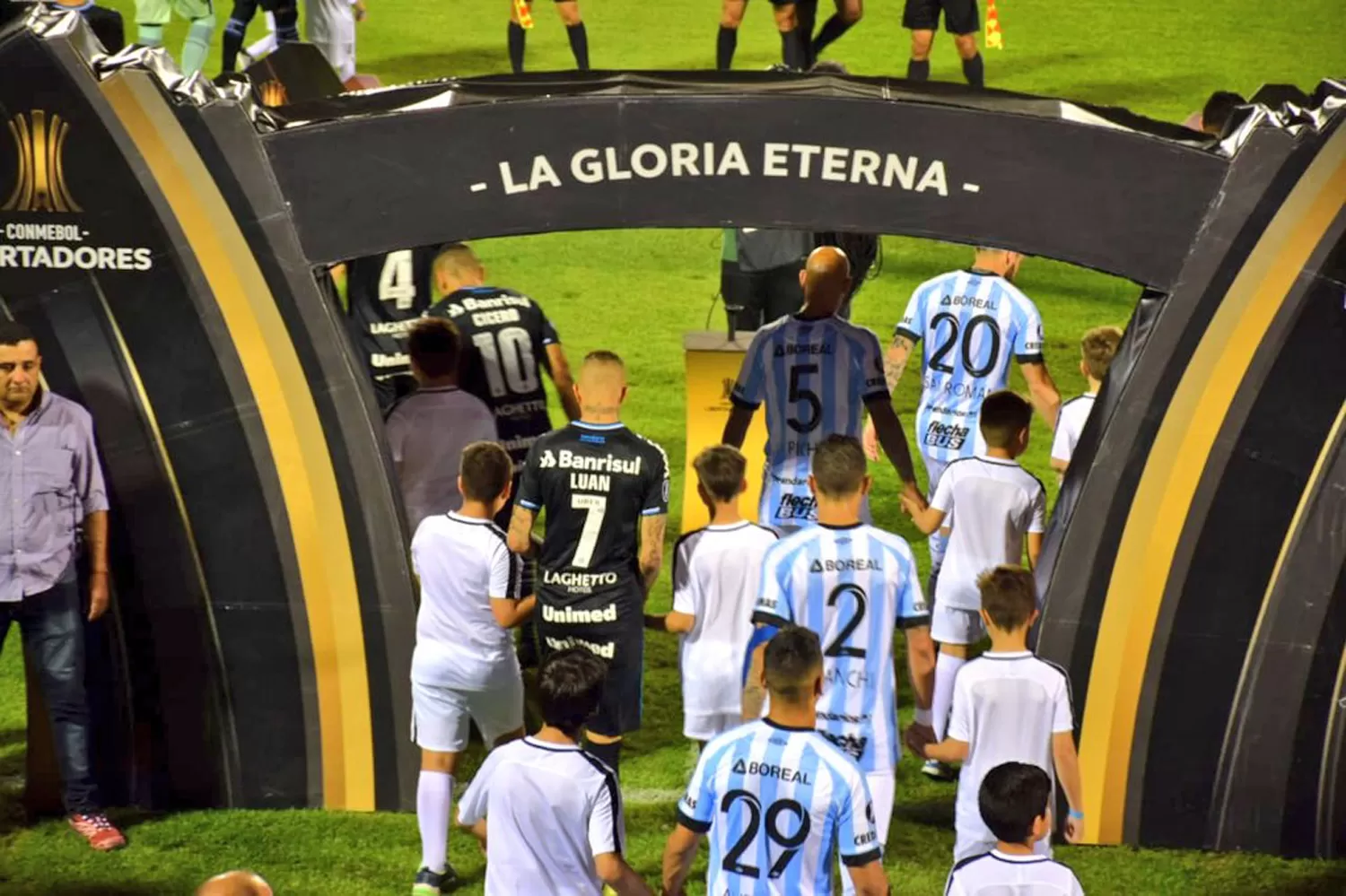 SALIERON AL CAMPO. Atlético y Gremio en el Monumental.