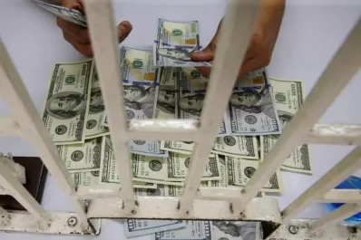 El dólar cortó su racha alcista y abrió la semana en $ 40,42