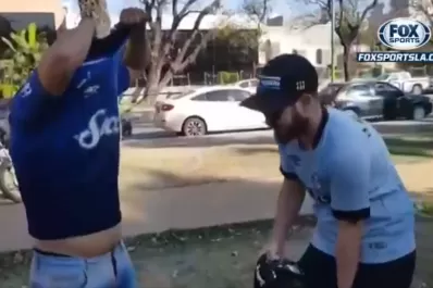 Cambios de camisetas y abrazos entre los hinchas de Atlético y de Gremio en la previa al partido