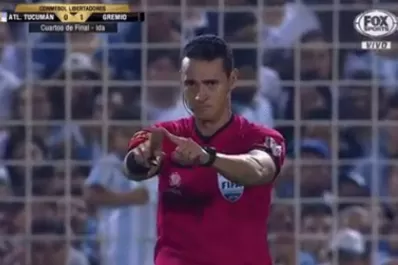 Por el VAR, Gervasio Núñez vio la roja y Atlético se quedó con 10