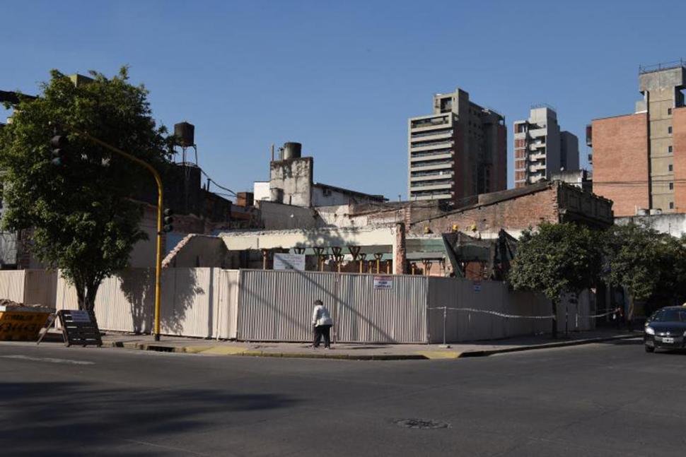 BAJO LA PIQUETA. El Mairata funcionaba en la esquina de Catamarca y Santiago del Estero. LA GACETA / JOSE NUNO.- 