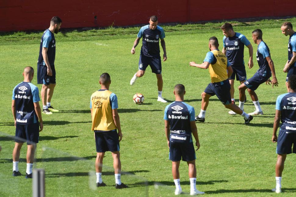 DISTENDIDOS. Los jugadores de Gremio realizaron un entrenamiento relajado. 