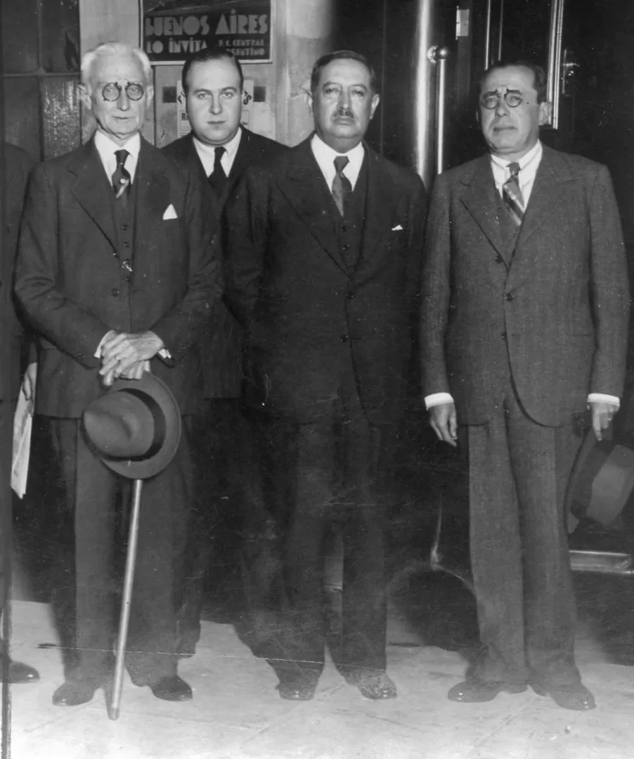 MANUEL MARTÍNEZ. Aparece a la izquierda. En el extremo derecho, el gobernador Miguel M. Campero. 