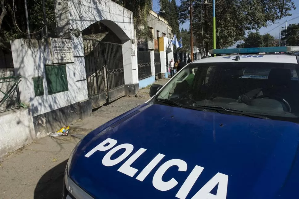 MÄS SEGURIDAD. Ahora, la Policía custodia el perímetro del instituto. la gaceta / FOTO DE JORGE OLMOS SGROSSO (archivo)