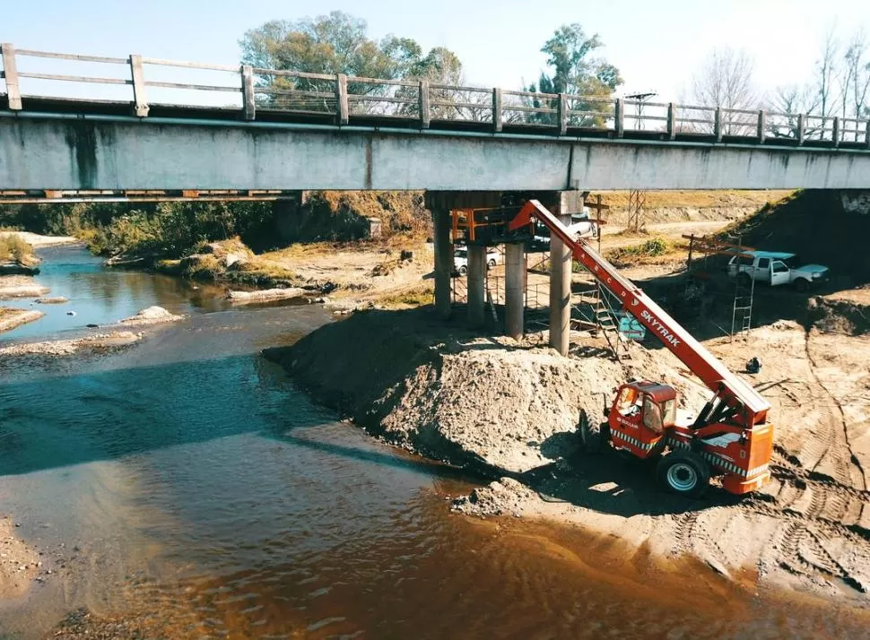 EN LOS POSTES. Trabajadores comenzaron a apuntalar los pilotes del puente para iniciar las reparaciones. la gaceta / fotos de osvaldo ripoll