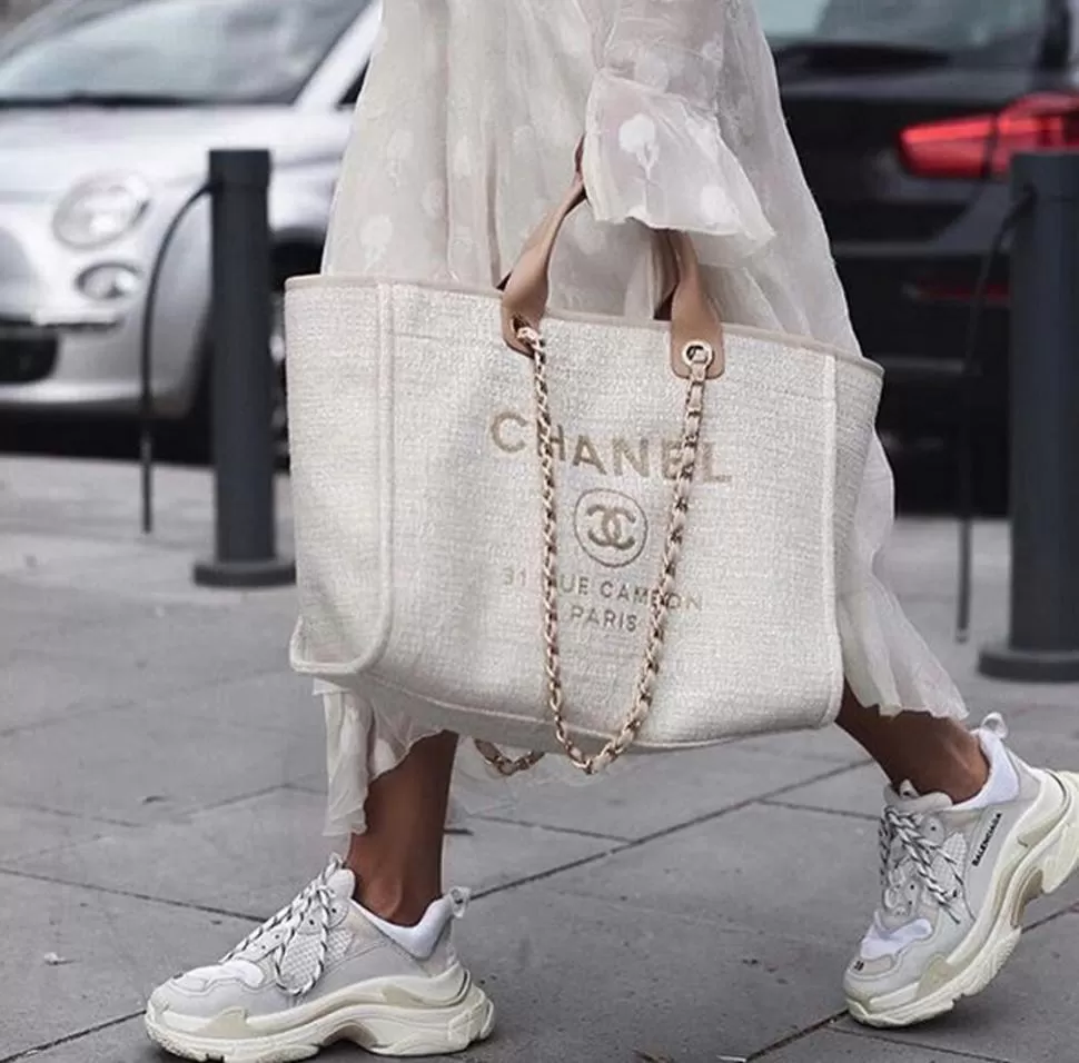 BUEN EQUIPO. Las superzapatillas de Balenciaga, con una falda plisada. 