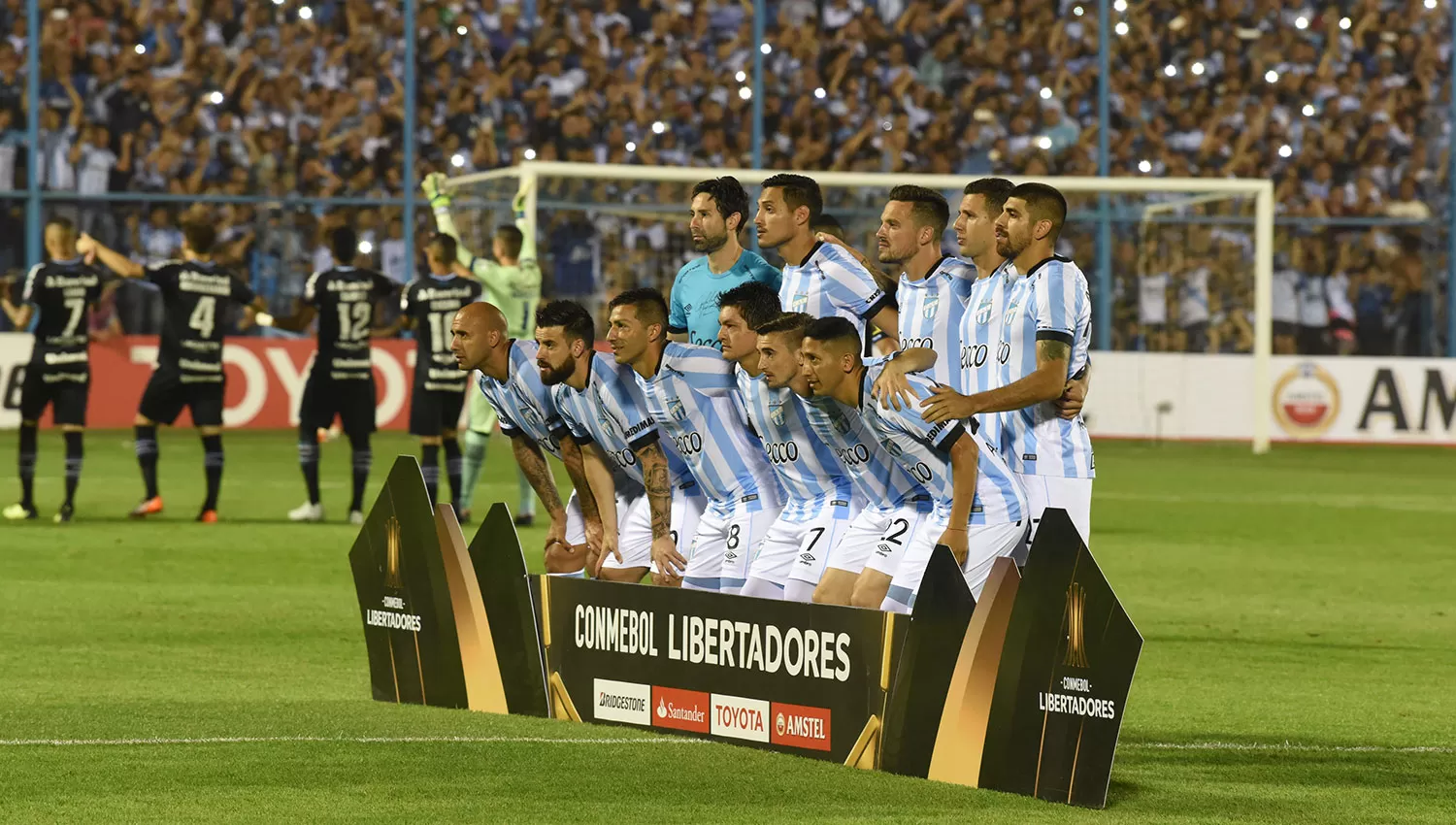 Los amantes del fútbol siguieron de cerca el rendimiento de Atlético ante Gremio.