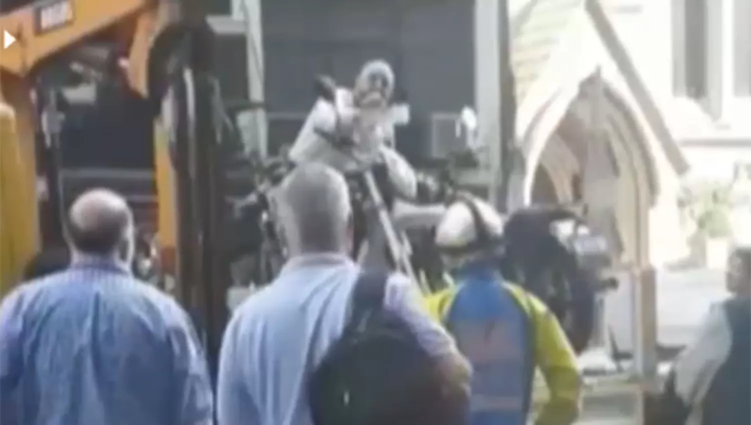 Relatos Salvajes: le secuestraron la moto, se subió a la grúa y se la llevó