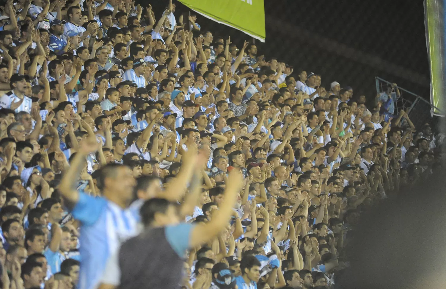 PRESENTES. Los hinchas de Atlético se hicieron escuchar.