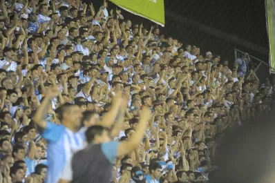 Entre fuegos artificiales, así despidieron los hinchas a Atlético luego de la derrota