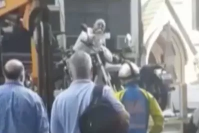 Relatos Salvajes: le secuestraron la moto, se subió a la grúa y se la llevó