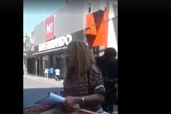 Transeúntes idearon una inédita forma de ayudar a un ambulante al que iban a secuestrarle la mercadería