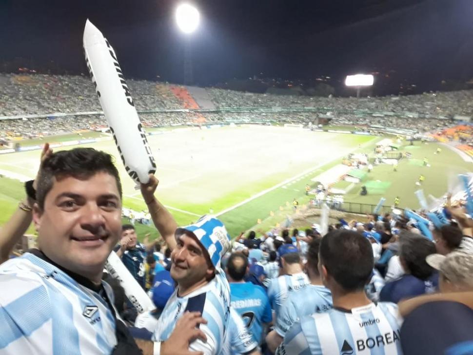 INSEPARABLES. Esteban Bergansola y su hermano también dijeron presente en Colombia, así como en todos los viajes que le tocó hacer a Atlético hasta ahora en su gira continental. 