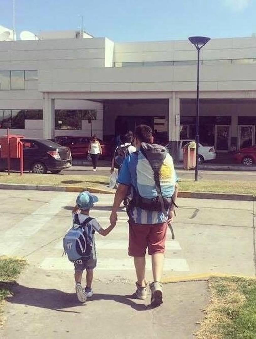 JUNTOS. Argañaras y su hijo en Quito, antes del partido contra El Nacional.