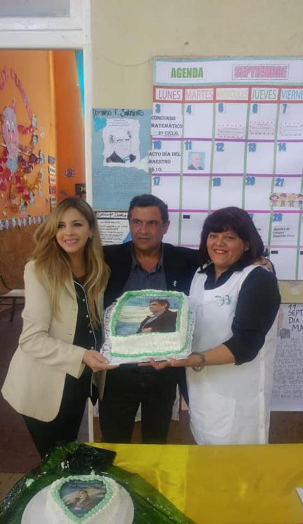 FIRMA. Arriba: Gallia muestra fotos de las tortas. Abajo: un pasacalle en Lules con su nombre junto a Manzur y Jaldo. 