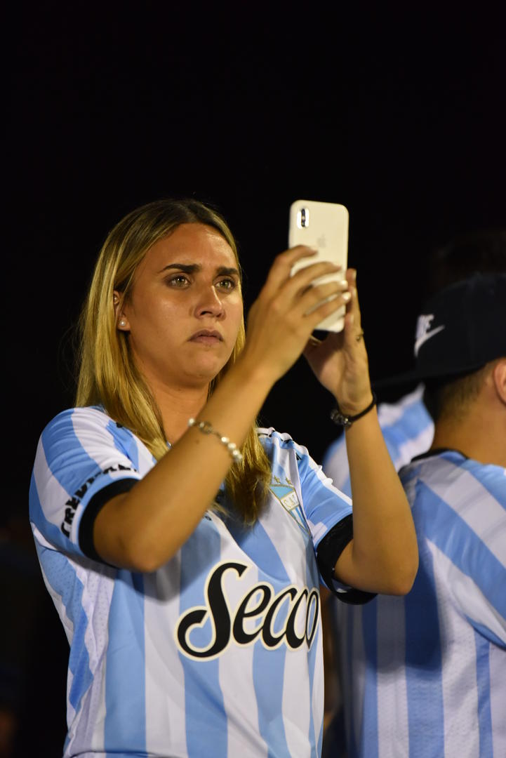 SERIEDAD. La máxima concentración en el rostro de esta hincha, mientras registra una escena del partido. la gaceta / foto de sovaldo ripoll 