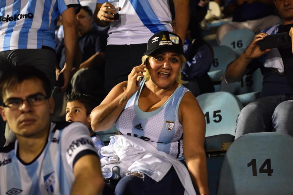 “BOMBA” EN LA CANCHA. Gladys no se quiso perder el histórico partido del club de sus amores. la gaceta / foto de Diego Aráoz