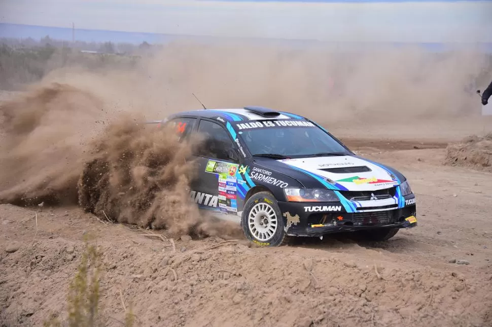 CON MUCHA FE. Ernesto Lord maneja un muy confiable Mitsubishi Lancer. FOTOs DE MARCELINO MERCADO 