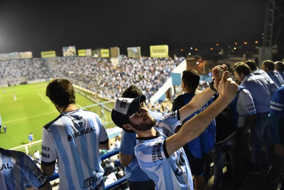 FOTO HISTÓRICA. Este hincha se toma la popular selfie, pero seguramente la cámara de su celular no habrá logrado abarcar la totalidad del marco que mostró ayer el “Monumental” de 25 de Mayo y Chile. la gaceta / foto de sovaldo ripoll 