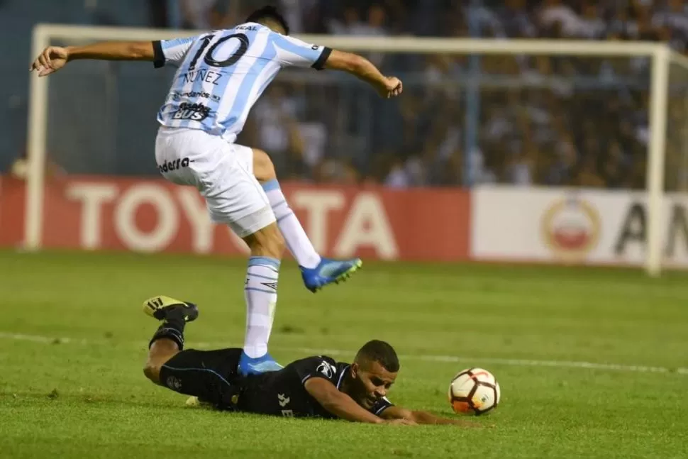 AFUERA. Momento preciso en el que Gervasio Núñez pisa en la espalda a Alisson. Por esto, el formoseño fue expulsado. la gaceta / foto de Diego Aráoz