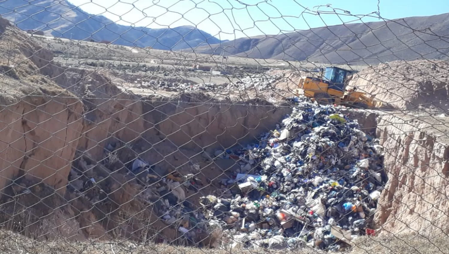 El Mollar soporta una invasión de moscas por la basura acumulada