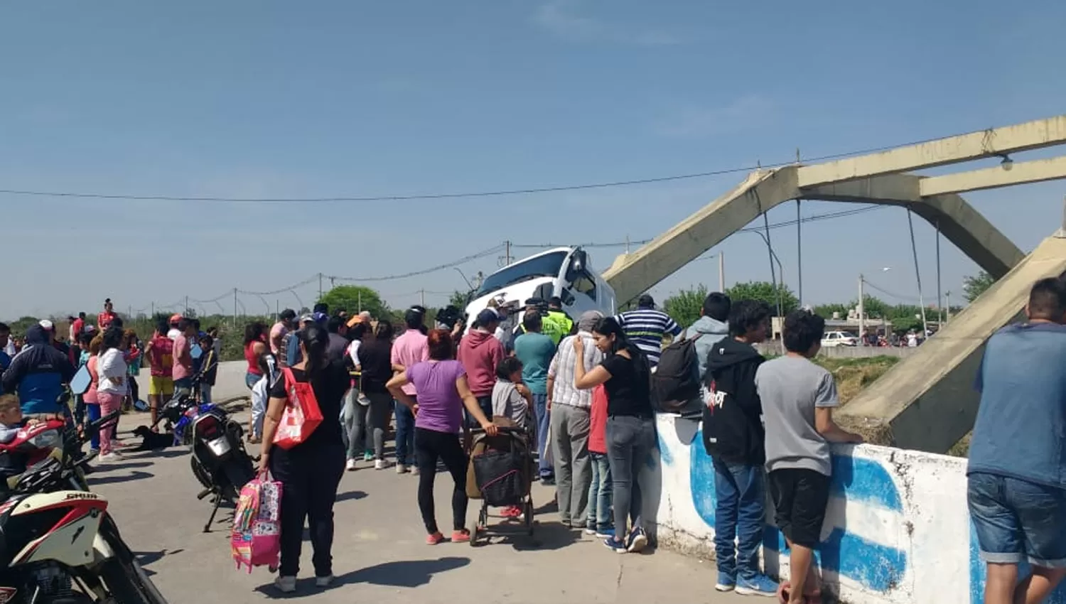 El puente se desplomó minutos antes de las 11.