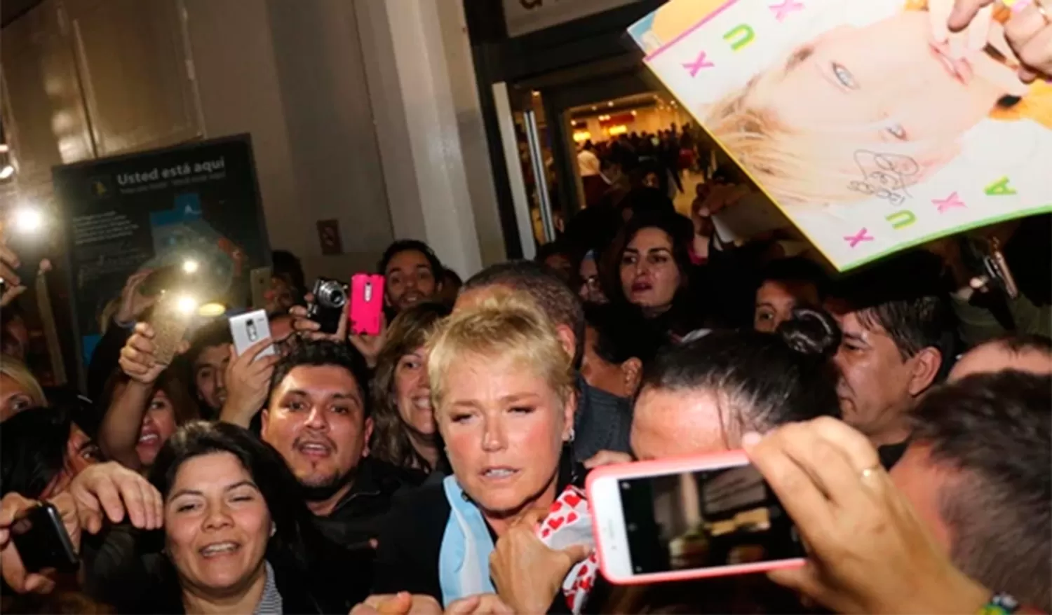 XUXA EN ARGENTINA. Mucha gente recibió en Ezeiza a la cantante. 