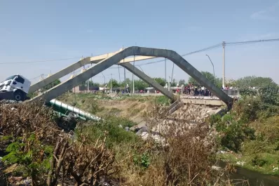 Imágenes: así quedó el puente que colapsó en avenida Colón y Canal Sur