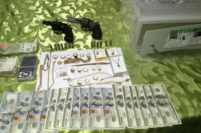 Secuestran dinero y armas en allanamientos por el robo al local de una tarjeta de crédito