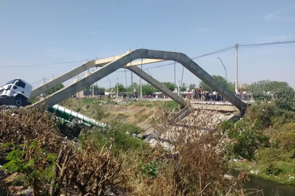 Imágenes: así quedó el puente que colapsó en avenida Colón y Canal Sur