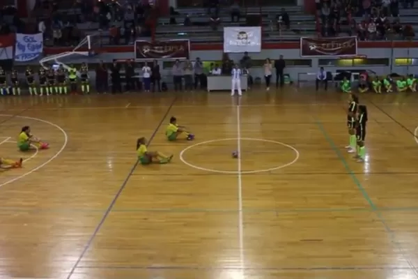 La selección femenina de futsal de Tucumán hizo una sentada para reclamar apoyo