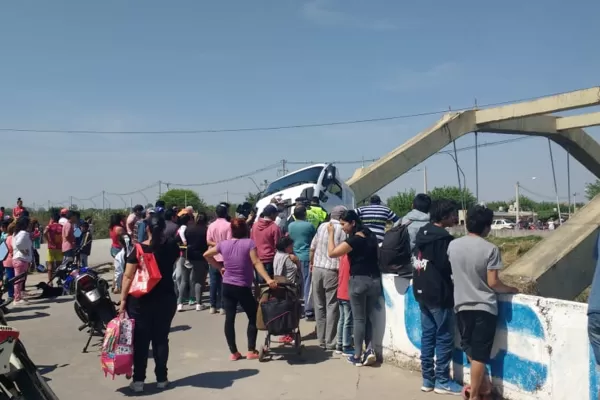 Qué fue lo que provocó la caída del puente en Manantial Sur