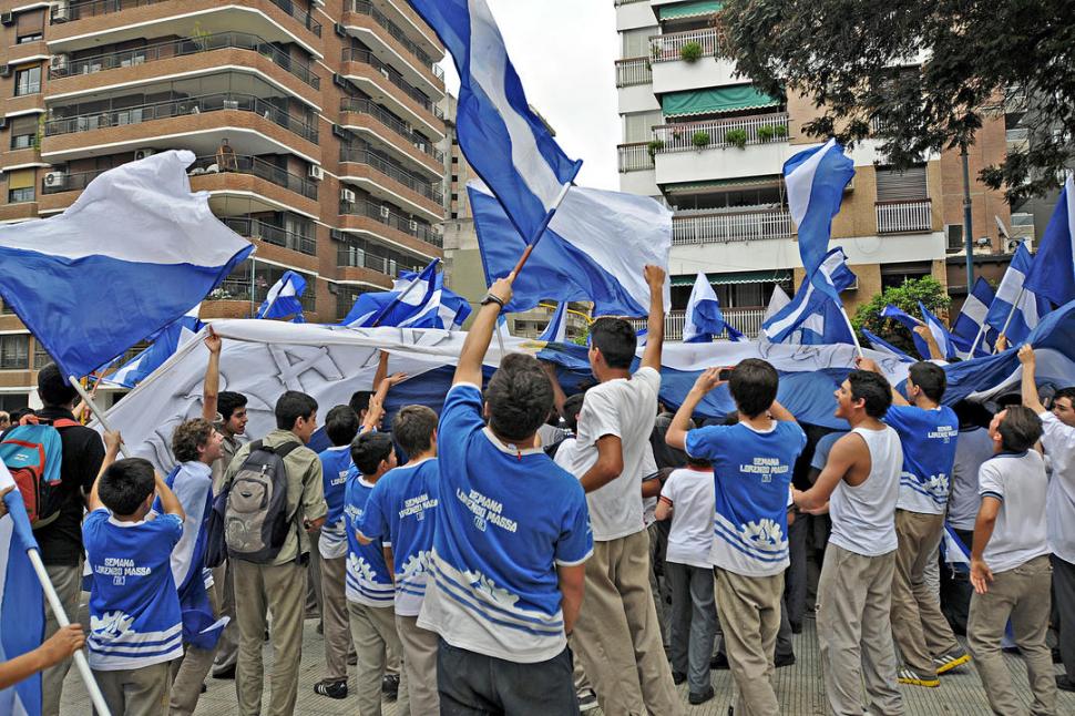 ¿PAISAJE DEL PASADO? Un grupo de chicos, durante una caravana en 2014.-